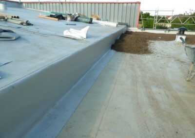 réfection d'étanchéité en membrane PVC de plusieurs couvertures adjacentes dont une terrasse lesté en gravillons d'ateliers et de bureaux