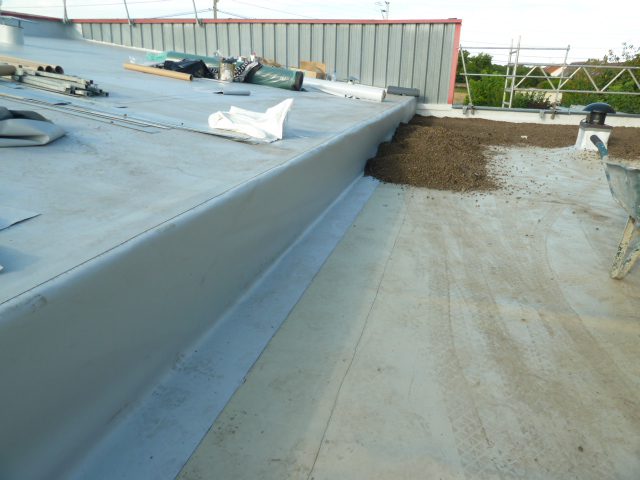 réfection en membrane PVC de plusieurs couvertures adjacentes dont une terrasse lesté en gravillons d'ateliers et de bureaux
