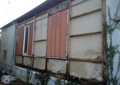 retrait des plaques amiantes ciment en façade d'une maison avant démolition
