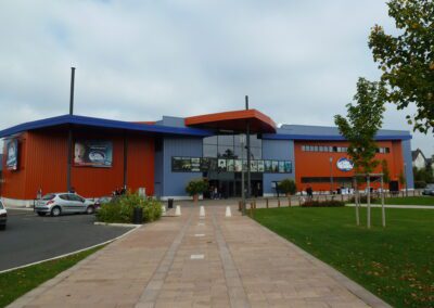 Façade de cinéma équipée d’un bardage double peau coloré