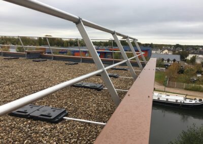Garde-corps installé sur toiture gravillonnée