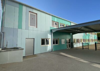 Façade de bâtiment habillée avec un bardage coloré