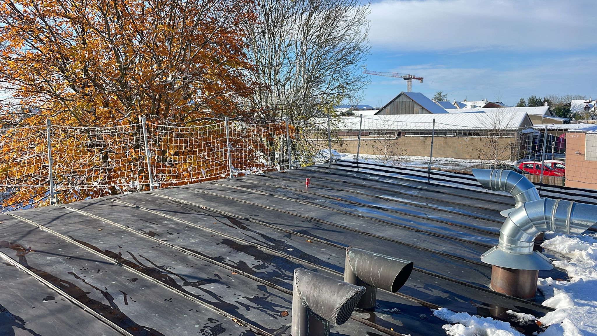Réfection d’une toiture plate avec membrane PVC en période hivernale Travaux de réfection de couverture plate avec membrane d’étanchéité et sorties de ventilation sur site industriel en hiver
