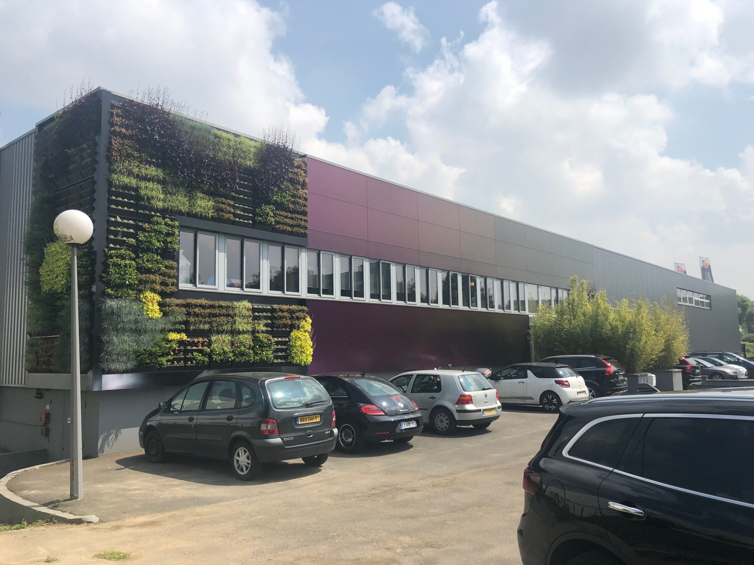 Bardage végétal et effet caméléon – CPV Plus Façade rénovée en bardage végétalisé et panneaux caméléons du siège CPV Plus à Morangis
