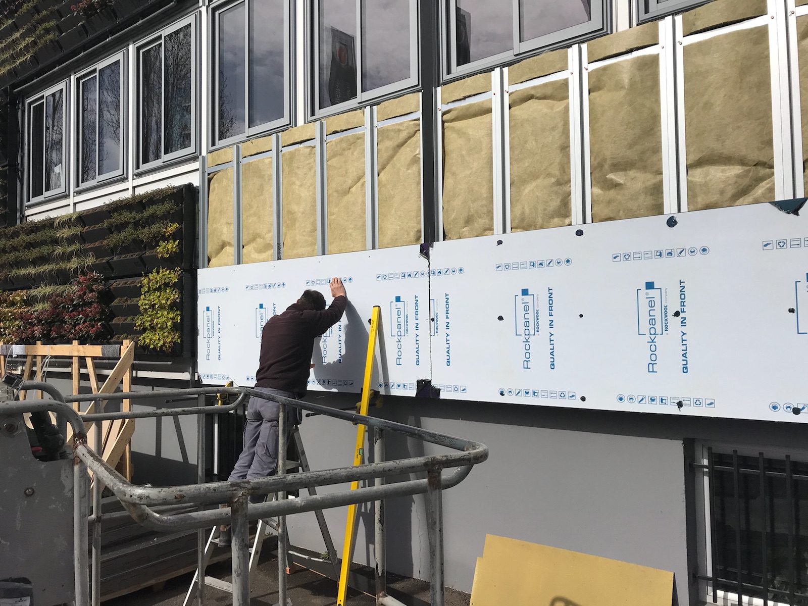 Pose de bardage Rockpanel – étape chantier CPV Plus Pose de panneaux Rockpanel sur ossature au siège CPV Plus