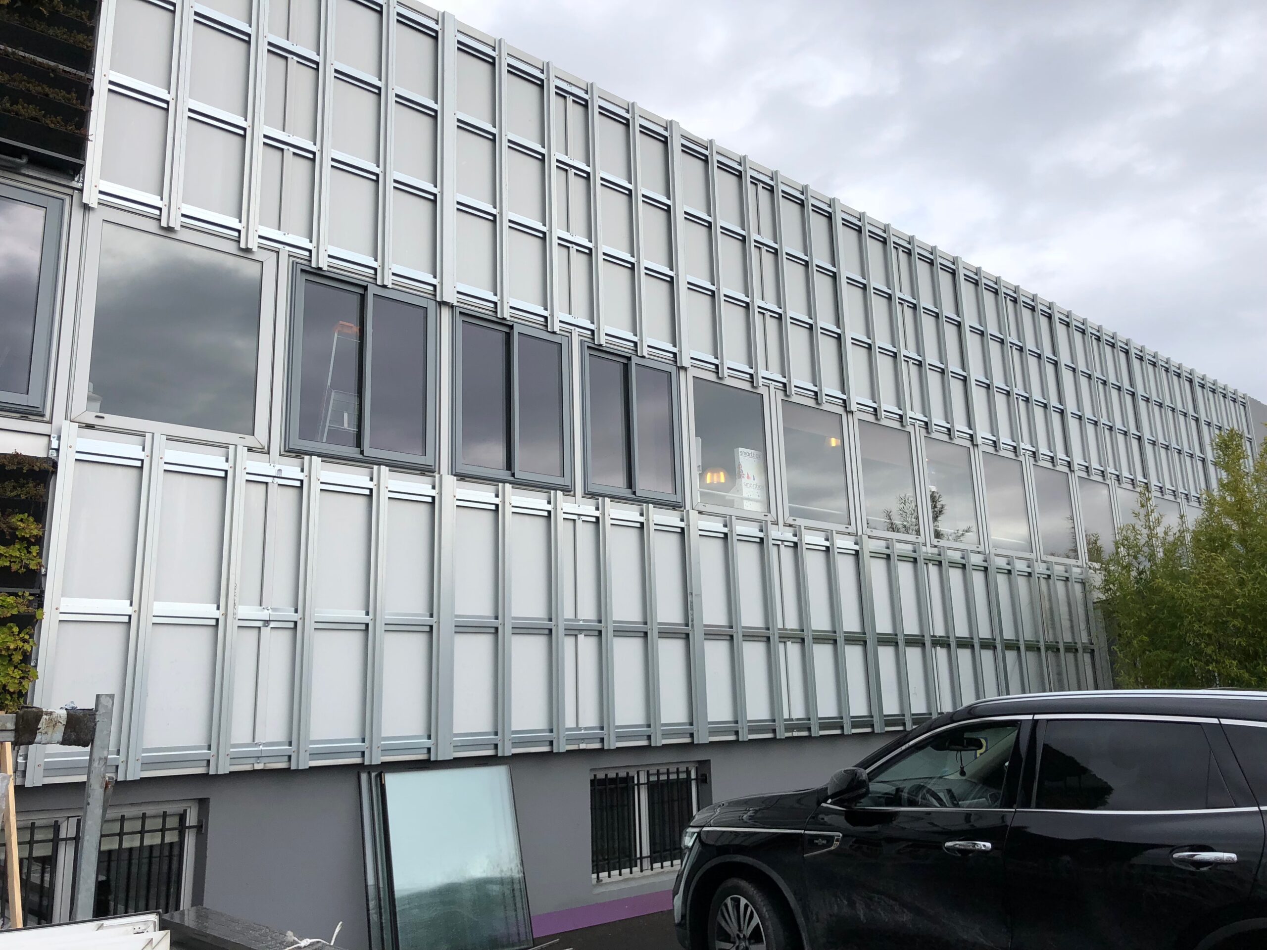 Ossature secondaire en aluminium – CPV Plus Installation de l’ossature secondaire pour bardage au siège CPV Plus