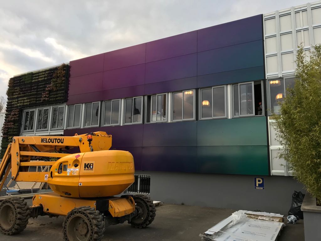 Chantier bardage Rockpanel + végétal – CPV Plus Rénovation complète en cours avec bardage rapporté végétal et irisé CPV Plus