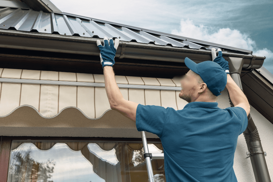 Garde-corps installé sur toiture gravillonnée