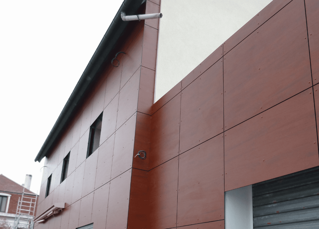 2 Pose d’un isolant en laine minérale et bardage métallique dans le cadre d’une isolation thermique par l’extérieur (ITE) sur bâtiment tertiaire.