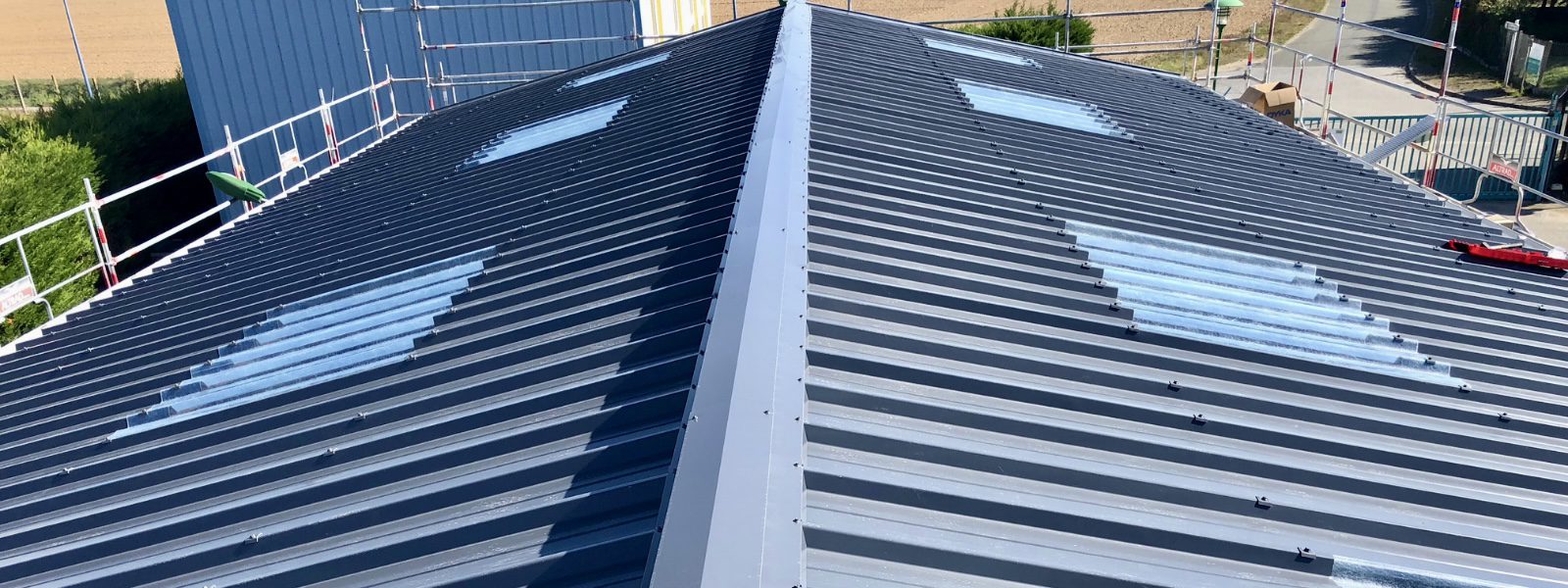 Couverture métallique d’un bâtiment industriel avec panneaux de toiture en bac acier, réalisée par ONAL.